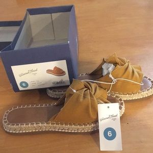 Knot Bow Slides. Golden Yellow